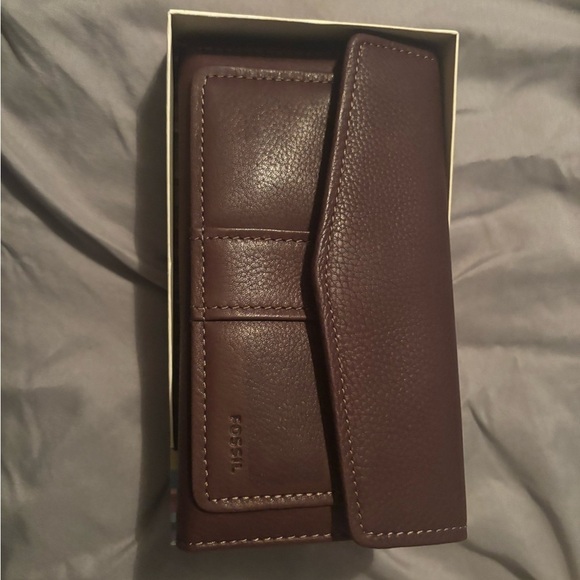 Fossil Brown Leather Wallet with Elegant Wave Design - Picture 1 of 10